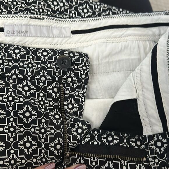 Sz 8 Old Navy black and white pattern skirt with pockets - Picture 6 of 7